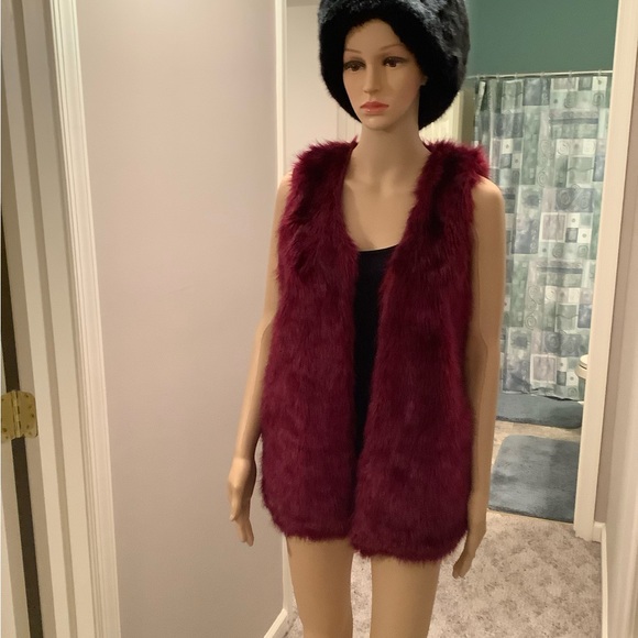 DECREE Burgundy Open Front Faux Fur Vest Size Medium - Picture 4 of 15